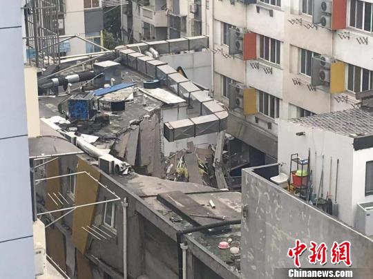于13日早晨在南京发生坍塌的建筑。　目击居民供图 摄