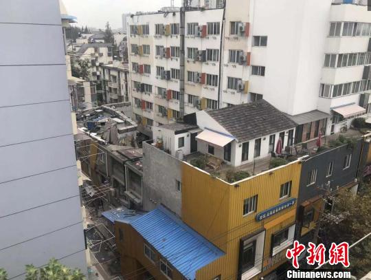 整体三层楼的建筑垮塌。　目击居民供图 摄