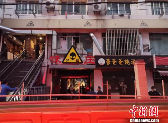从街对面可以看到被戒严现场。　目击居民供图 摄