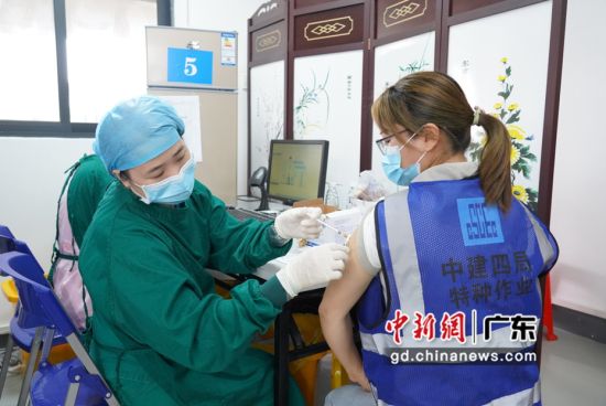 工友在接种新疫苗 作者 吴红乐