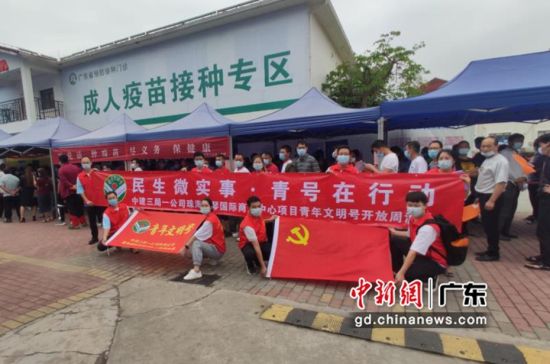 中建三局一公司志愿者为工人们接种疫苗提供帮助 作者 吴羊佩