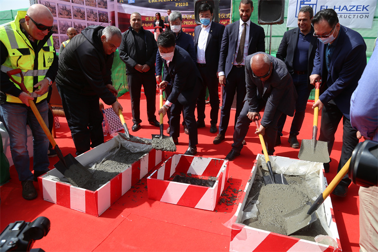 中埃双方工作人员共同为中区酒店PK08标段浇筑封顶混凝土。中建埃及分公司供图