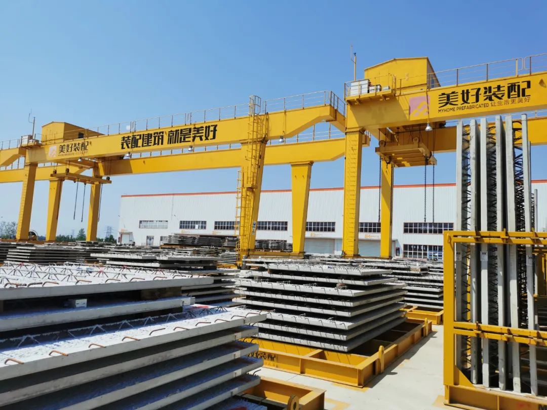 在合肥美好智造装配房屋有限公司生产基地，叠合楼板、楼梯、承重墙等房屋装配构件高高垒起。（资料图）